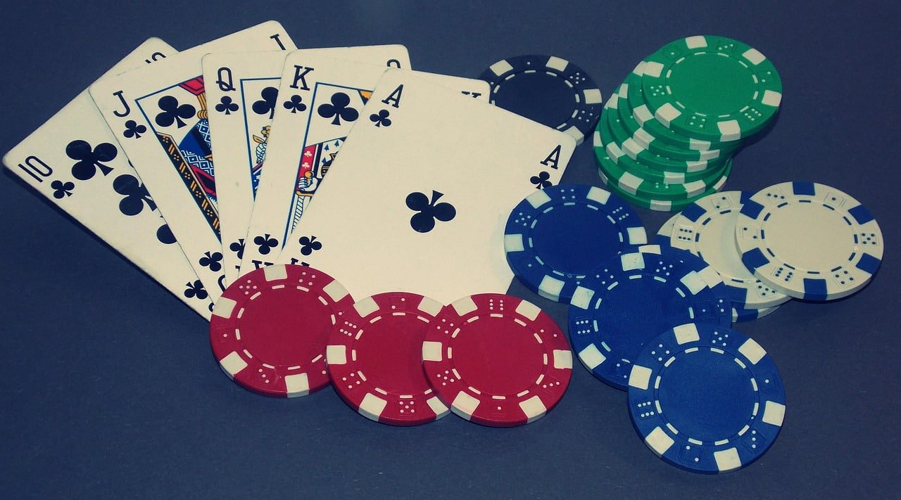 Suasana live casino dengan dealer nyata dan peserta bermain